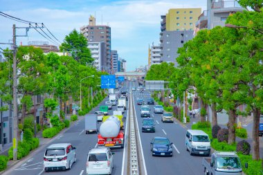 Şehir merkezindeki bulvarda bir trafik sıkışıklığı 