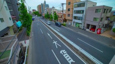 Şehir merkezindeki geniş açıda gündüz vakti trafik sıkışıklığı zamanı.