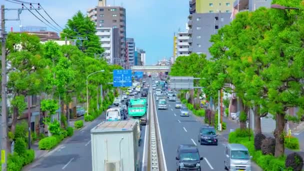 Un timelapse d'embouteillage à l'avenue diurne dans le centre-ville zoom — Video