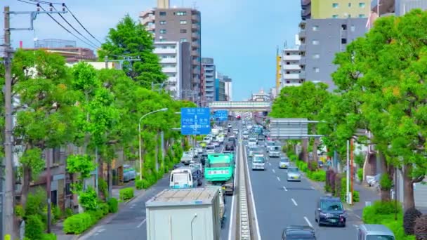 Uma cronologia do engarrafamento na avenida durante o dia no centro da cidade panning — Vídeo de Stock