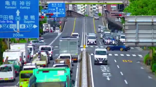 En timelapse av trafikstockning på avenyn dagtid i centrum långskott panorering — Stockvideo