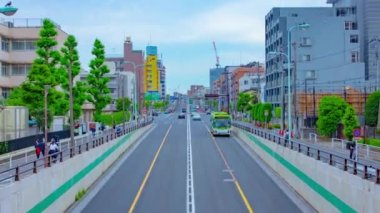 Şehir merkezinde gündüz vakti meydana gelen trafik sıkışıklığının zamanlaması.