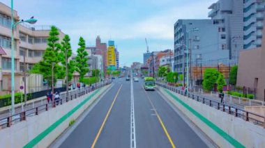 Şehir merkezinde gündüz vakti meydana gelen trafik sıkışıklığının zamanlaması.