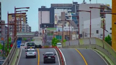 Şehir merkezinde gündüz vakti meydana gelen trafik sıkışıklığının zamanlaması.