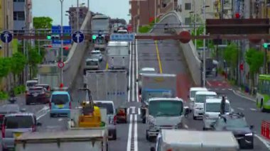 Şehir merkezinde gündüz vakti meydana gelen trafik sıkışıklığının zamanlaması.