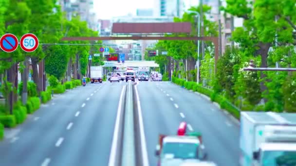 Een tijdspanne van miniatuur file op de avenue overdag in de binnenstad tiltshift panning — Stockvideo