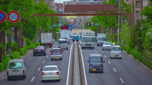 Un timelapse di ingorgo al viale di giorno nel centro di zoom colpo lungo — Video Stock