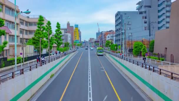En timelapse av trafikstockning på avenyn dagtid i centrum vidsträckt skott lutning — Stockvideo