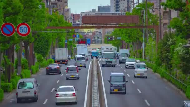 Een tijdspanne van file op de laan overdag in de binnenstad lange schot kantelen — Stockvideo