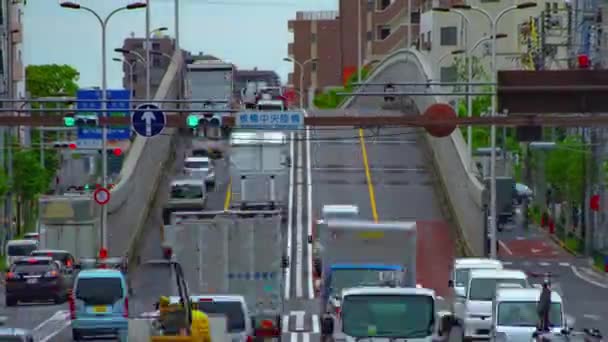 Uma cronologia do engarrafamento na avenida durante o dia no centro da cidade zoom de tiro longo — Vídeo de Stock