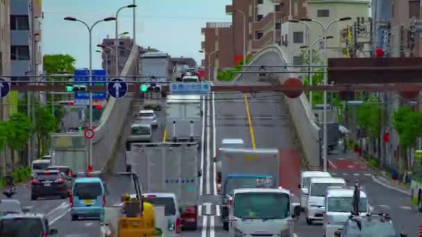 Een tijdspanne van files op de laan overdag in de binnenstad long shot zoom — Stockvideo