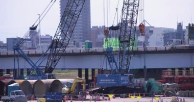 İnşaat halindeki vinçleri gündüz çekimde hareket ettiriyor