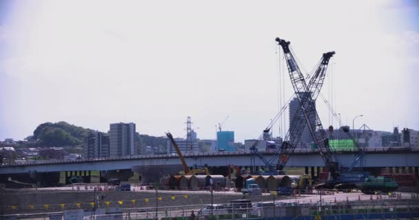 Rörliga kranar vid bygget dagtid bred skott — Stockvideo