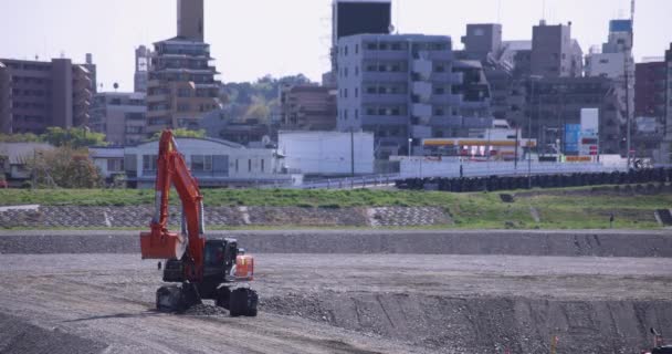 Grúas en movimiento en la construcción durante el día tiro largo — Vídeos de Stock