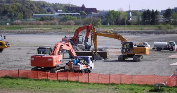 Grúas en movimiento en la construcción durante el día tiro largo — Vídeos de Stock