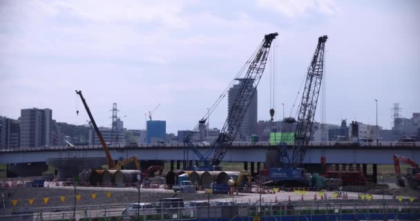 Guindastes em movimento durante o dia em construção — Vídeo de Stock