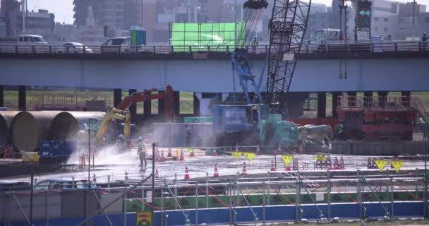 Guindastes em movimento na construção durante o dia tiro longo — Vídeo de Stock