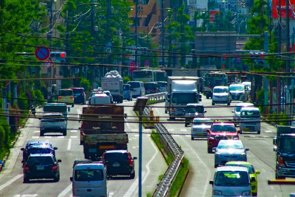 Un atasco de tráfico en la avenida durante el día en el centro de tiro largo — Foto de Stock
