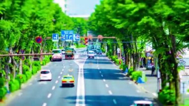 Şehir merkezindeki gece vardiyasında gündüz vakti minyatür trafik sıkışıklığı zamanı.