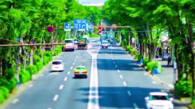 Şehir merkezinde gündüz vakti minyatür trafik sıkışıklığının zamanlaması.