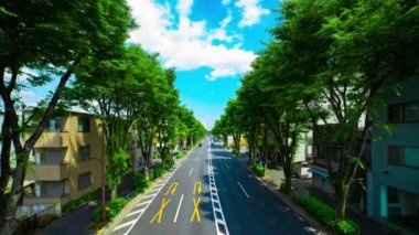 Şehir merkezindeki geniş açıda gündüz vakti trafik sıkışıklığı zamanı.