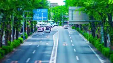 Şehir merkezinde gündüz vakti minyatür trafik sıkışıklığının zamanlaması.