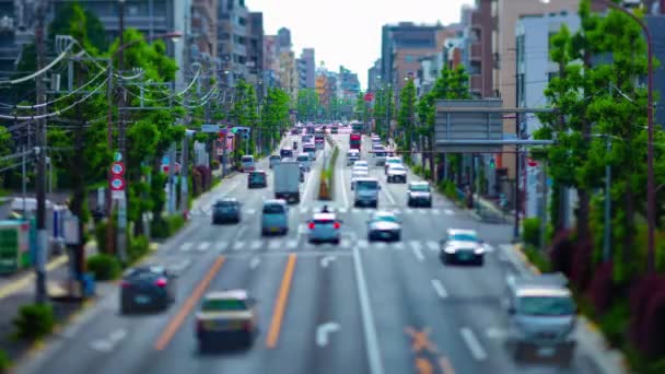 Временной промежуток миниатюрной пробки на авеню в дневное время в центре города — стоковое видео