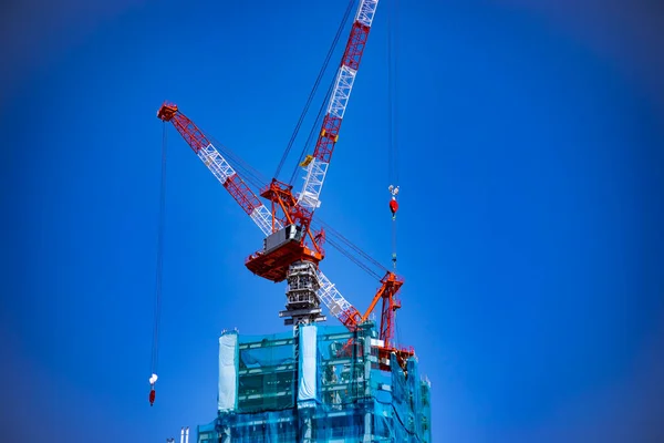 Jeřáb za modrou oblohou ve výstavbě v Tokiu. — Stock fotografie