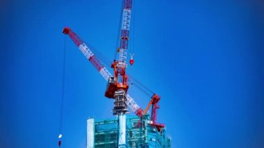 Tokyo 'da yapım aşamasında olan mavi gökyüzünün arkasında bir ileri bir geri vincin zaman kayması..