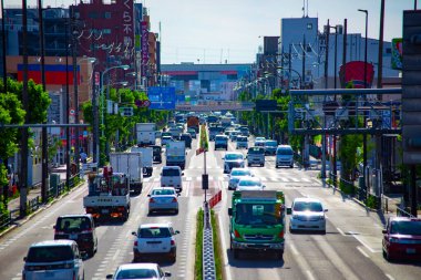 Tokyo 'da gündüz vakti şehir merkezinde trafik sıkışıklığı.
