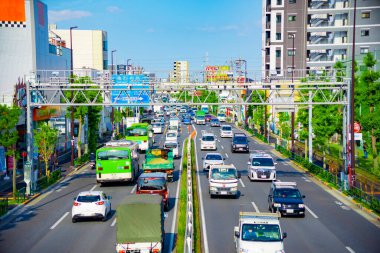 Tokyo 'da gündüz vakti şehir merkezinde trafik sıkışıklığı.