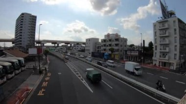 Tokyo 'daki şehir merkezindeki trafik sıkışıklığının zamanı. Gündüz vakti geniş çekim.