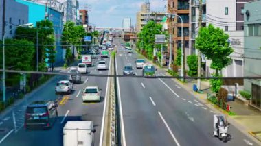 Tokyo 'nun şehir merkezindeki caddede gündüz vakti trafik sıkışıklığı zamanı.