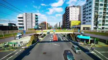 Tokyo 'daki şehir merkezindeki trafik sıkışıklığının zamanı. Gündüz vakti geniş çekim.