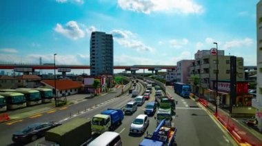 Tokyo 'nun şehir merkezindeki caddede gündüz vakti trafik sıkışıklığı zamanı.