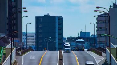 Tokyo 'da gündüz vakti şehir merkezinde trafik sıkışıklığı zamanı.