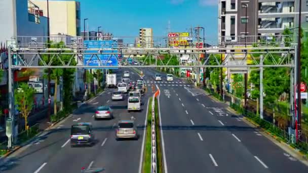Sebuah kemacetan lalu lintas di jalan pusat kota di Tokyo zoom siang hari — Stok Video