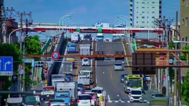 Sebuah kemacetan lalu lintas di jalan pusat kota di Tokyo siang hari kemiringan panjang — Stok Video