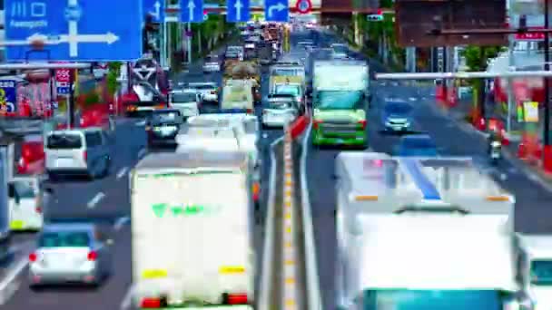 Un timelapse d'embouteillage miniature dans la rue du centre-ville de Tokyo inclinaison panoramique — Video