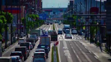 Tokyo 'nun şehir merkezindeki caddesinde gündüz vakti trafik sıkışıklığı vaktidir.
