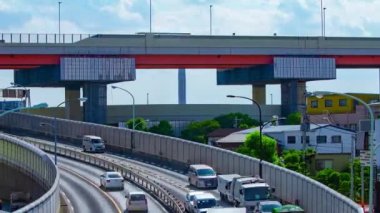 Tokyo 'da gündüz vakti şehir merkezinde trafik sıkışıklığı zamanı.