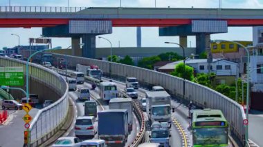Tokyo 'da gündüz vakti şehir merkezinde trafik sıkışıklığı yaşanır.