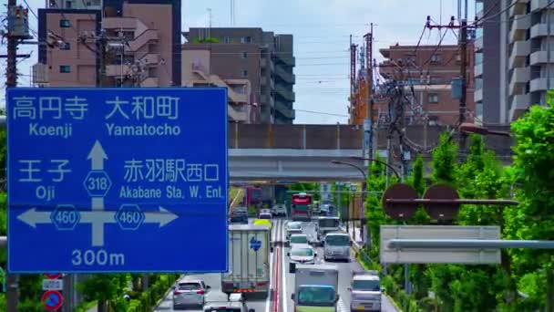 Közlekedési dugó a belvárosi utcában Tokióban nappali távolsági zoom — Stock videók