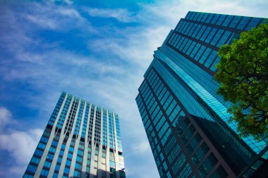 İş kasabasındaki binadaki soytarı geniş açı.