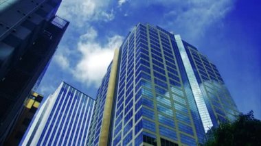 İş kasabasındaki binadaki soytarılardan oluşan bir zaman çizelgesi.