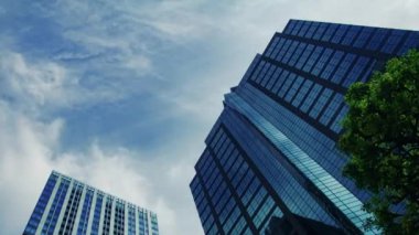 İş kasabasındaki binadaki soytarıların zaman çizelgesi.