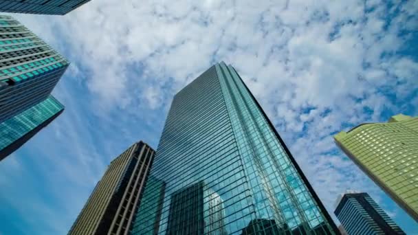 Een tijdspanne van clowd bij het gebouw in de zakelijke stad brede shot zoom — Stockvideo