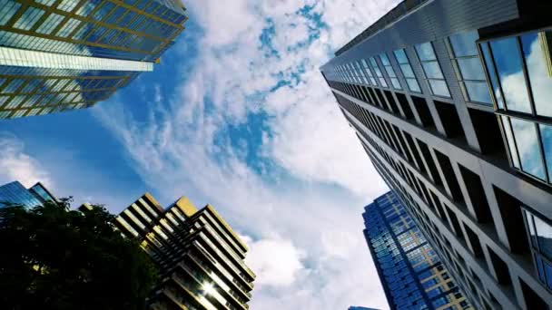 Un timelapse de clowd en el edificio en la ciudad de negocios panorámica tiro — Vídeos de Stock