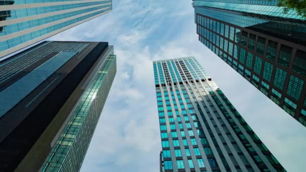 Un timelapse de clowd en el edificio en la ciudad de negocios panorámica tiro — Vídeo de stock