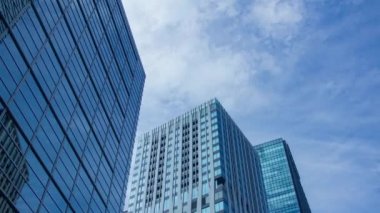 İş kasabasındaki binadaki soytarının zamanlaması geniş açılı zoom.